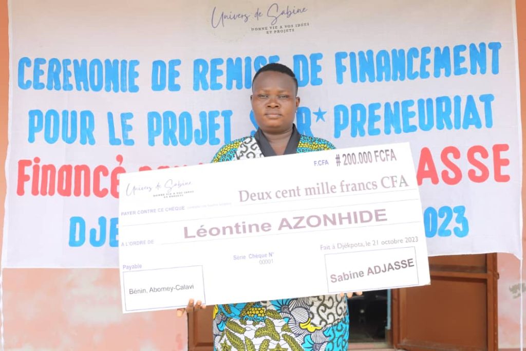 Chèque de 200.000 FCFA remis à la gagnante